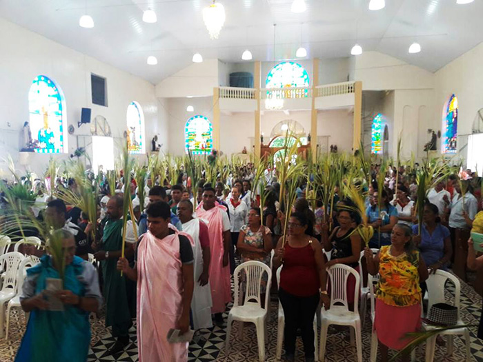 Católicos realizam procissão de Ramos em Altos; celebração abre Semana Santa